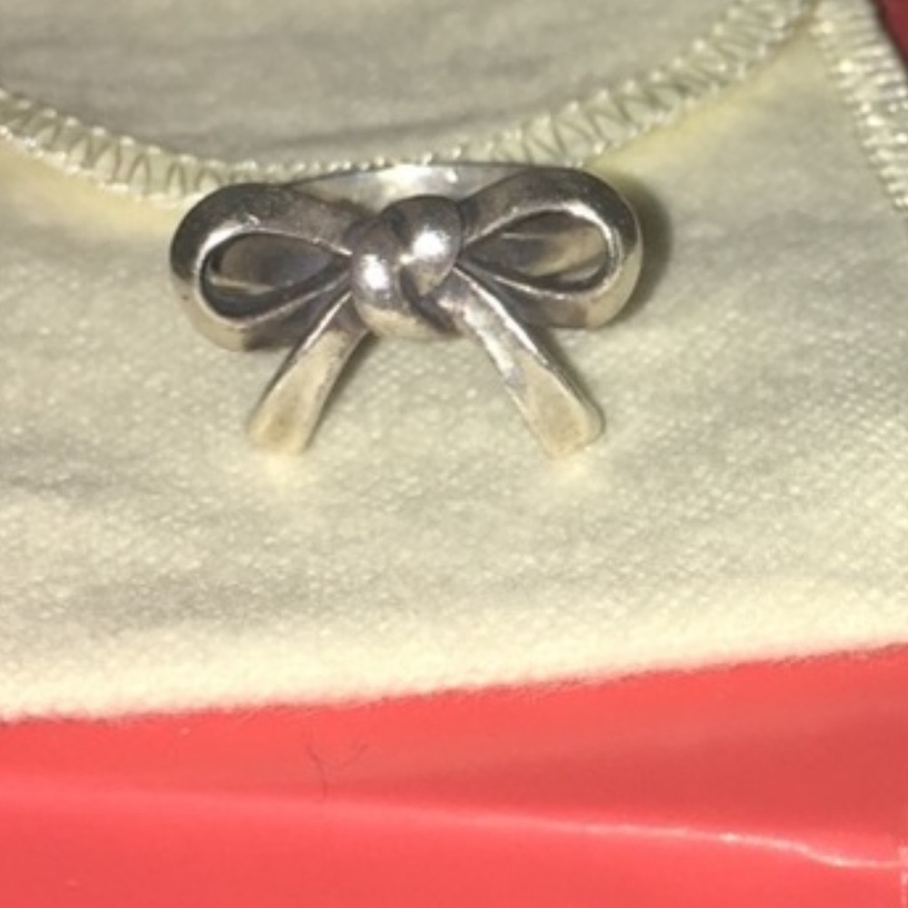 James Avery Silver Bow ring
Size 8
